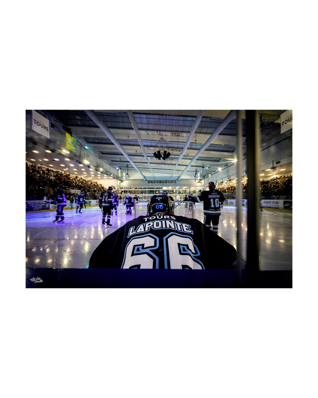 Aujourd'hui je voulais vous partager cette image !
La photo de portrait ou action c'est bien mais on oublie parfois l'utilisation du grand angle :)

Voici un bel exemple de ce que l'on peut faire avec ce type de matériel.

#wideanglephotography #hockey #canada #remparts